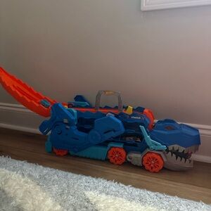Hot Wheels City Transforming T-Rex Ultimate Hauler